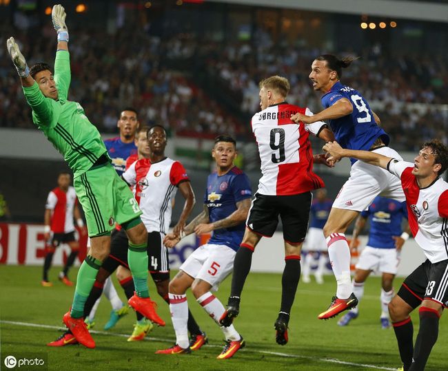 绝杀西班牙人后，久保建英将双手放在耳边进行庆祝